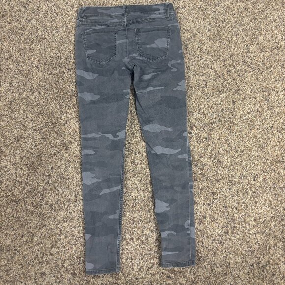 Women's Slim Fit Camo Jeans - Size 2 - Preowned - 2046 - Picture 3 of 3